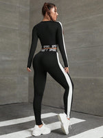 Set sportivo con grafica a lettera, contrasti laterali e taglio incrociato