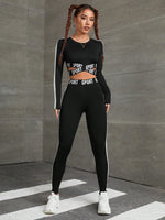 Set sportivo con grafica a lettera, contrasti laterali e taglio incrociato