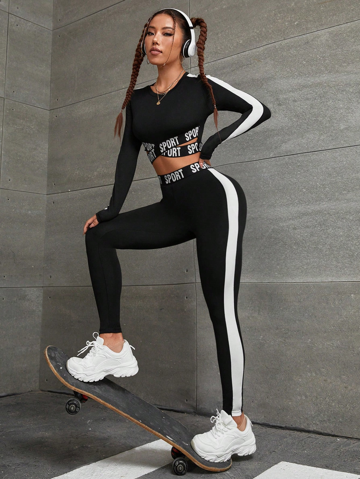 Set sportivo con grafica a lettera, contrasti laterali e taglio incrociato