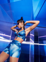 Tuta Sportiva Da Donna Con Canotta Incrociata Sul Retro E Pantaloncini A Tinta Unita