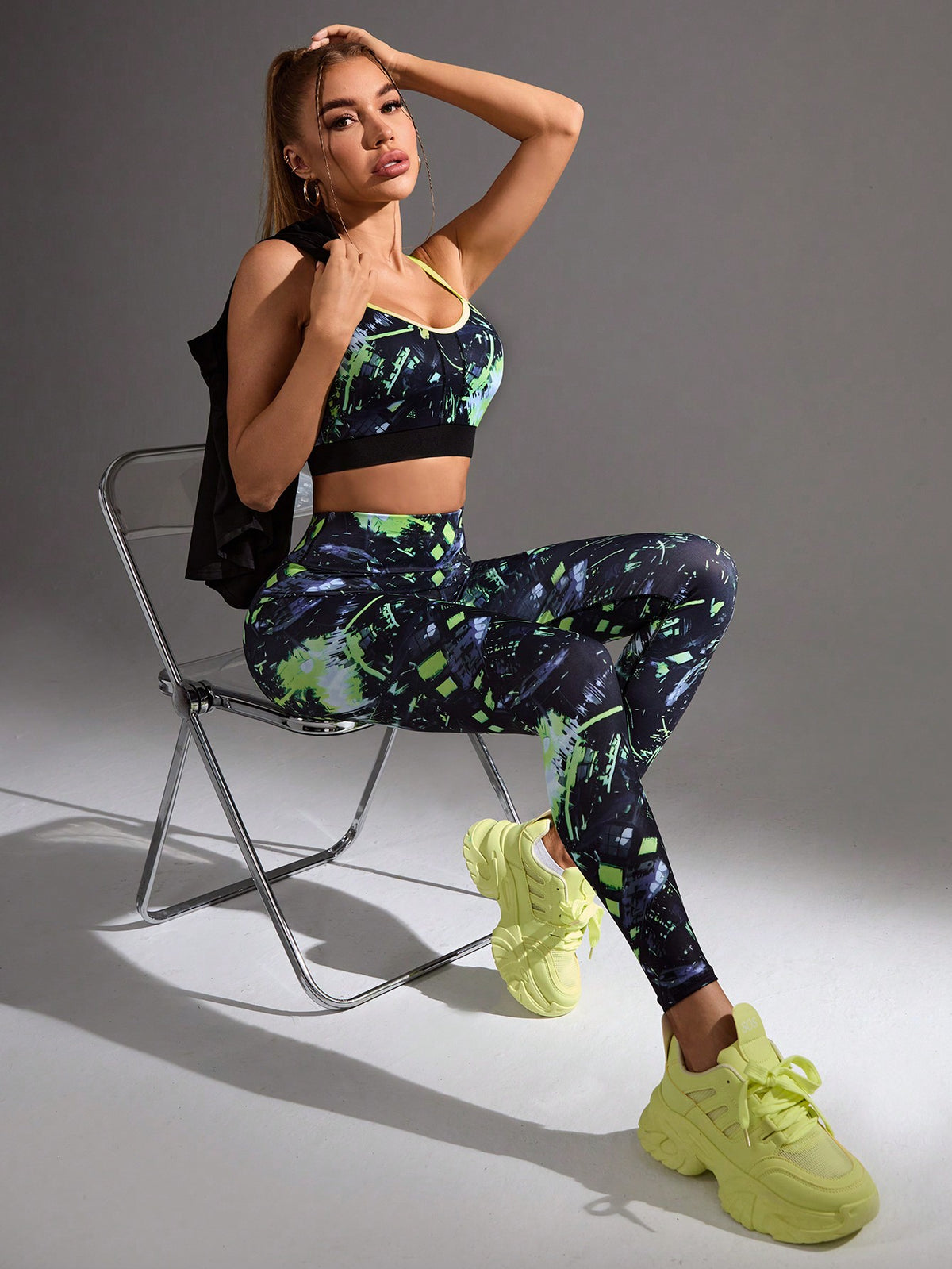 Set di sport per donna composto da canotta a collo rotondo con lettere stampate e pantaloni lunghi per yoga