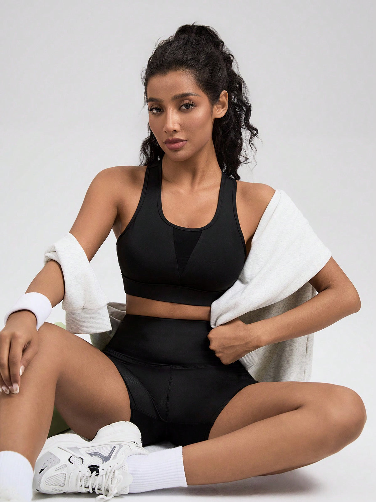 Reggiseno sportivo da donna senza schienale a tinta unita con cinghie regolabili, indossabile quotidianamente