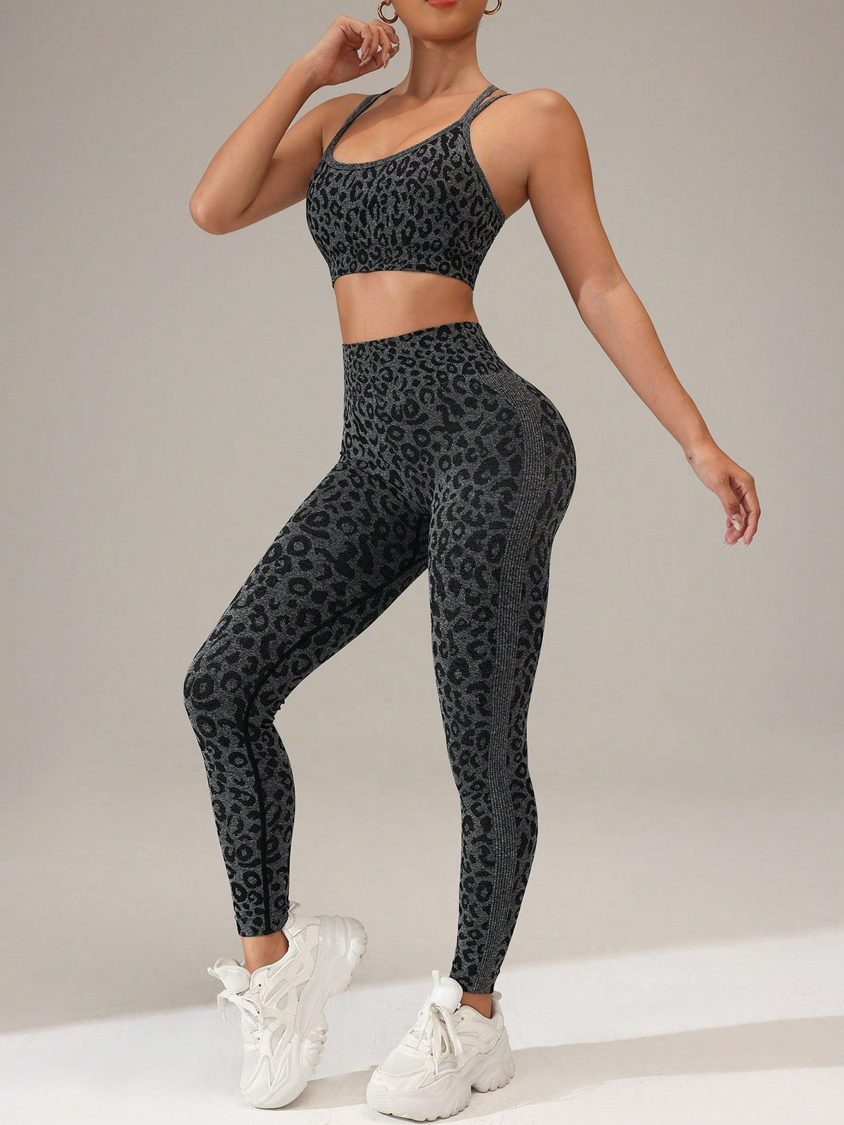 Tuta sportiva da donna senza cuciture ed elastica con stampa leopardata