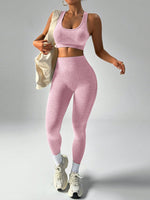 Completo sportivo casual con top semplice senza maniche e pantaloni a tinta unita per donna