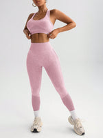 Completo sportivo casual con top semplice senza maniche e pantaloni a tinta unita per donna