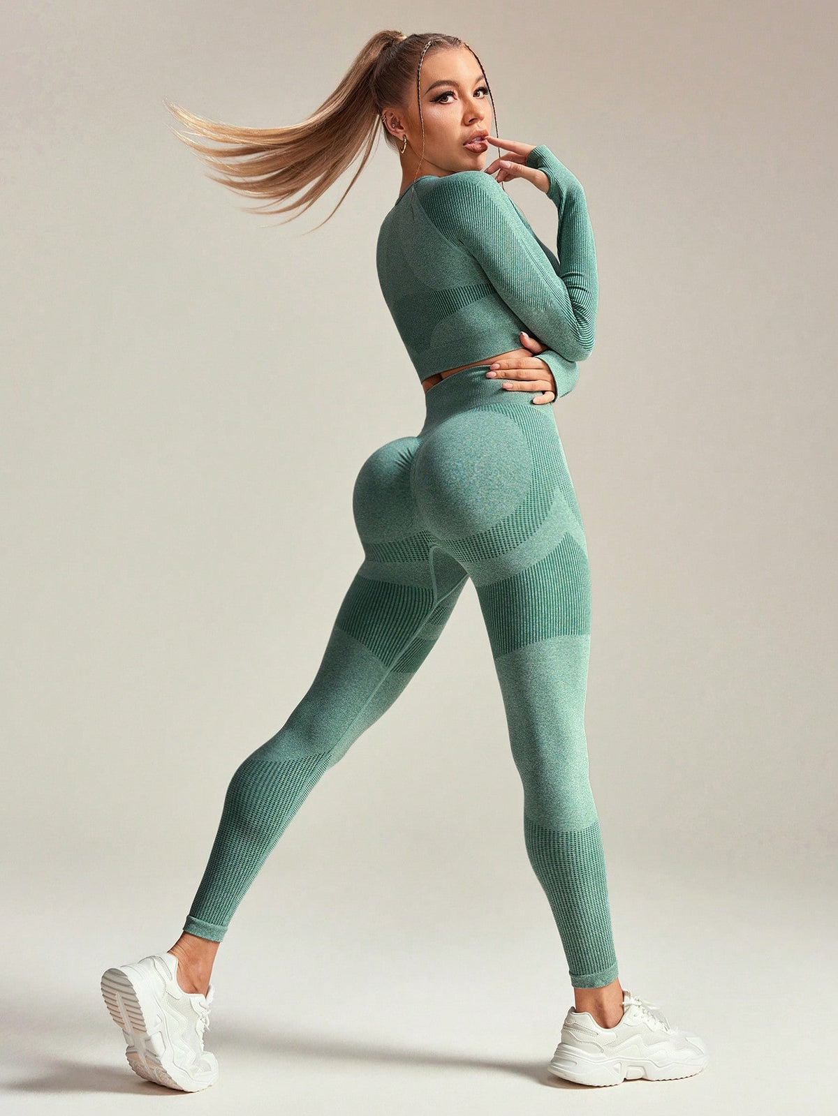 Completo sportivo da donna senza cuciture con top corto a maniche raglan e scollo tondo e leggings