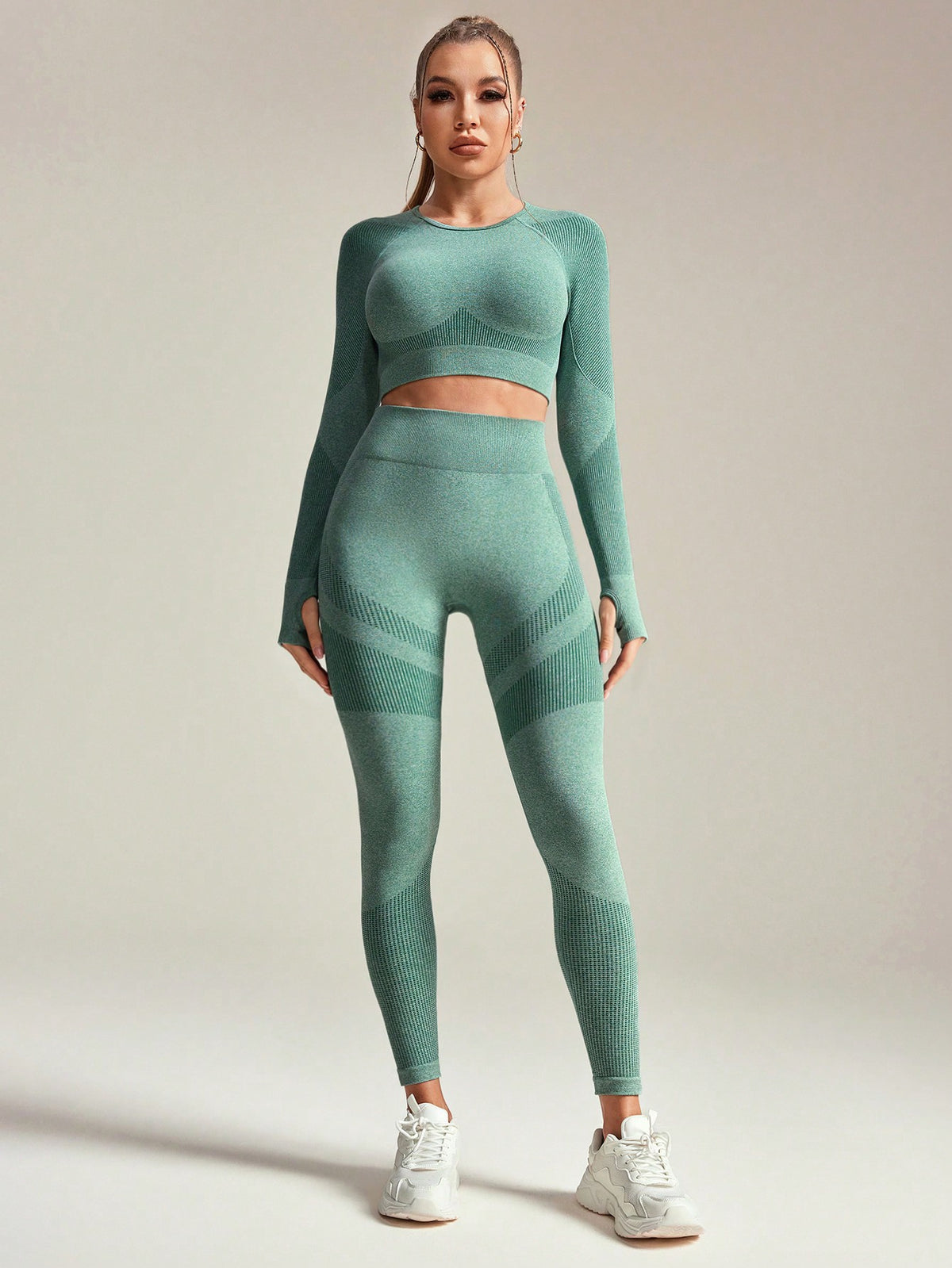 Completo sportivo da donna senza cuciture con top corto a maniche raglan e scollo tondo e leggings