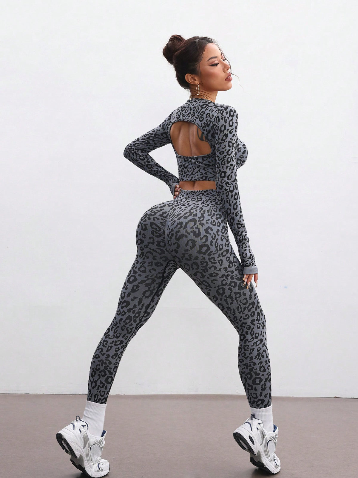 Tuta sportiva a maniche lunghe con stampa leopardata senza cuciture