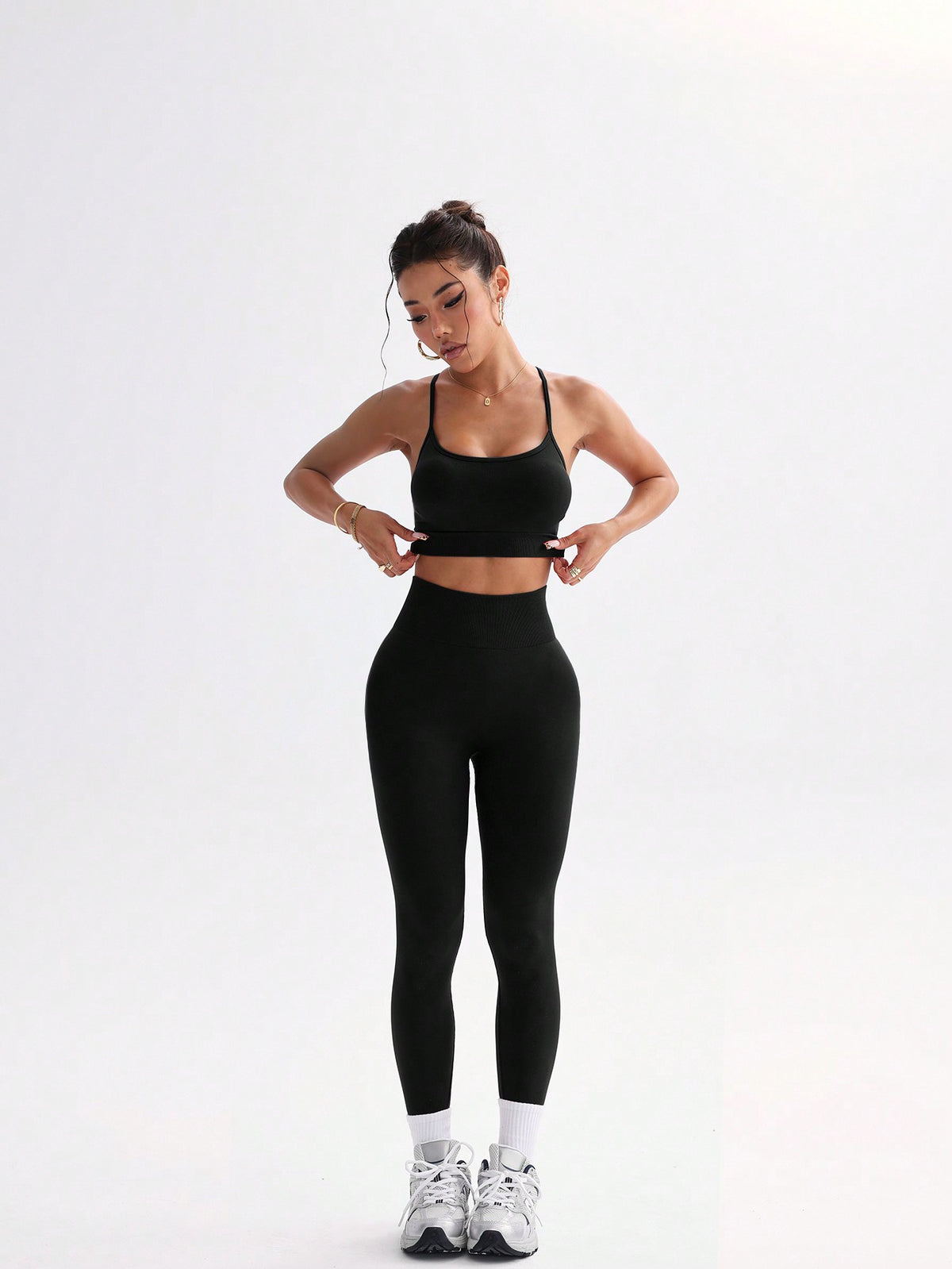 Completo sportivo casual da donna, top a bretelle e pantaloni con incrocio sulla schiena, tinta unita, minimalista