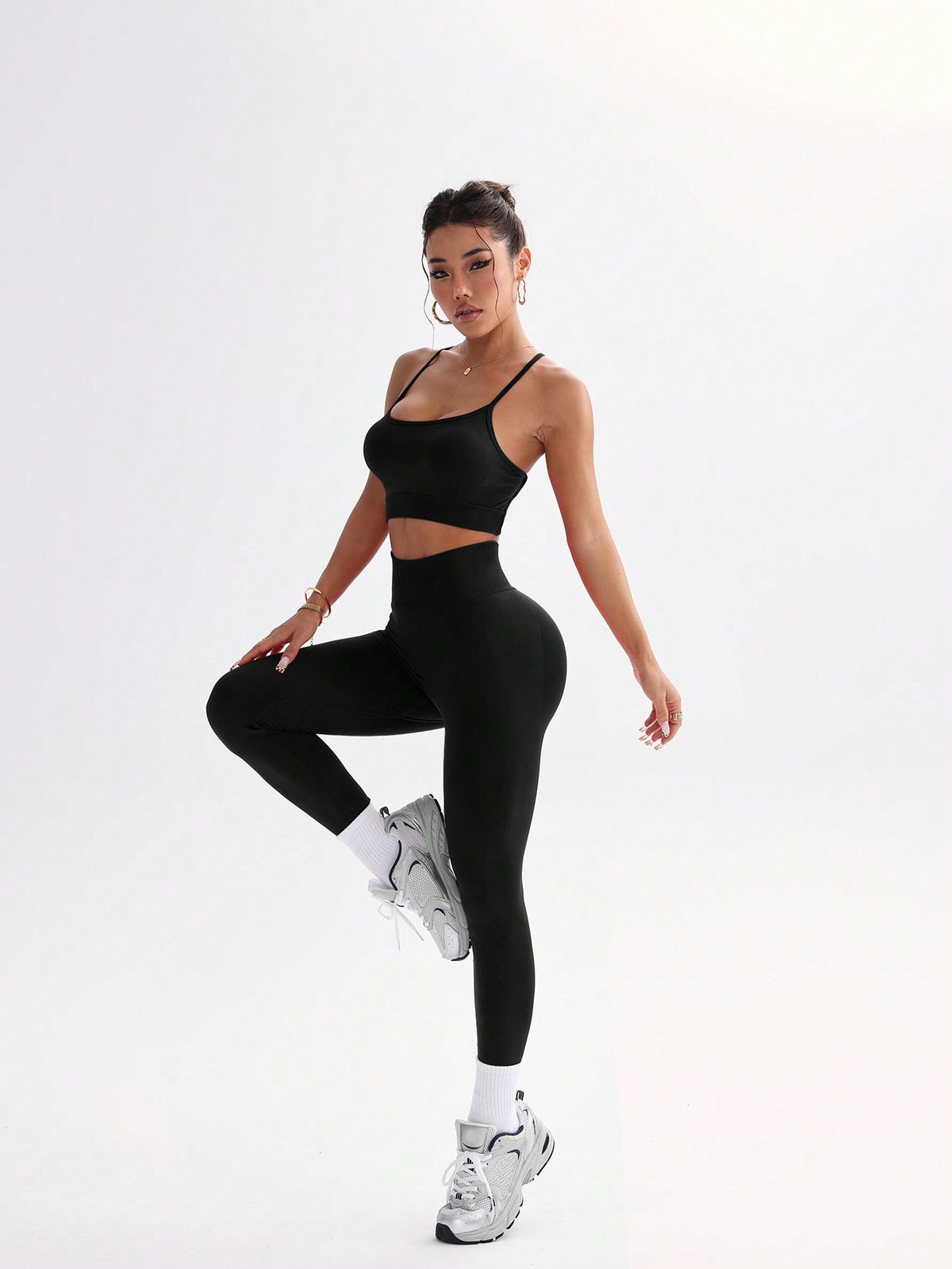 Completo sportivo casual da donna, top a bretelle e pantaloni con incrocio sulla schiena, tinta unita, minimalista