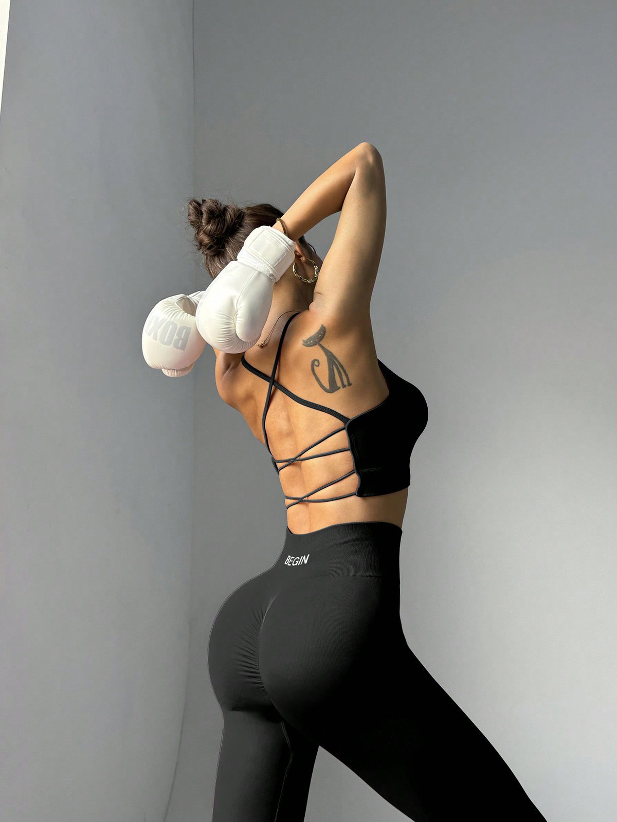 Completo sportivo casual da donna, top a bretelle e pantaloni con incrocio sulla schiena, tinta unita, minimalista