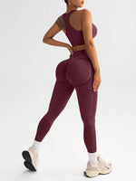 Completo sportivo casual con top semplice senza maniche e pantaloni a tinta unita per donna