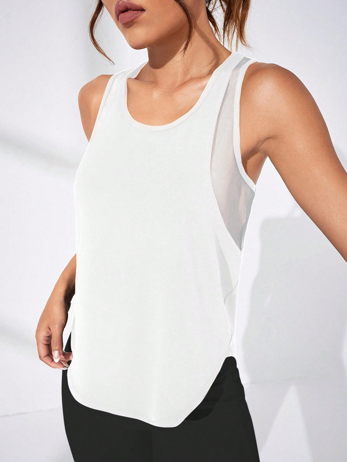 Canotta sportiva con grafica slogan inserto in rete