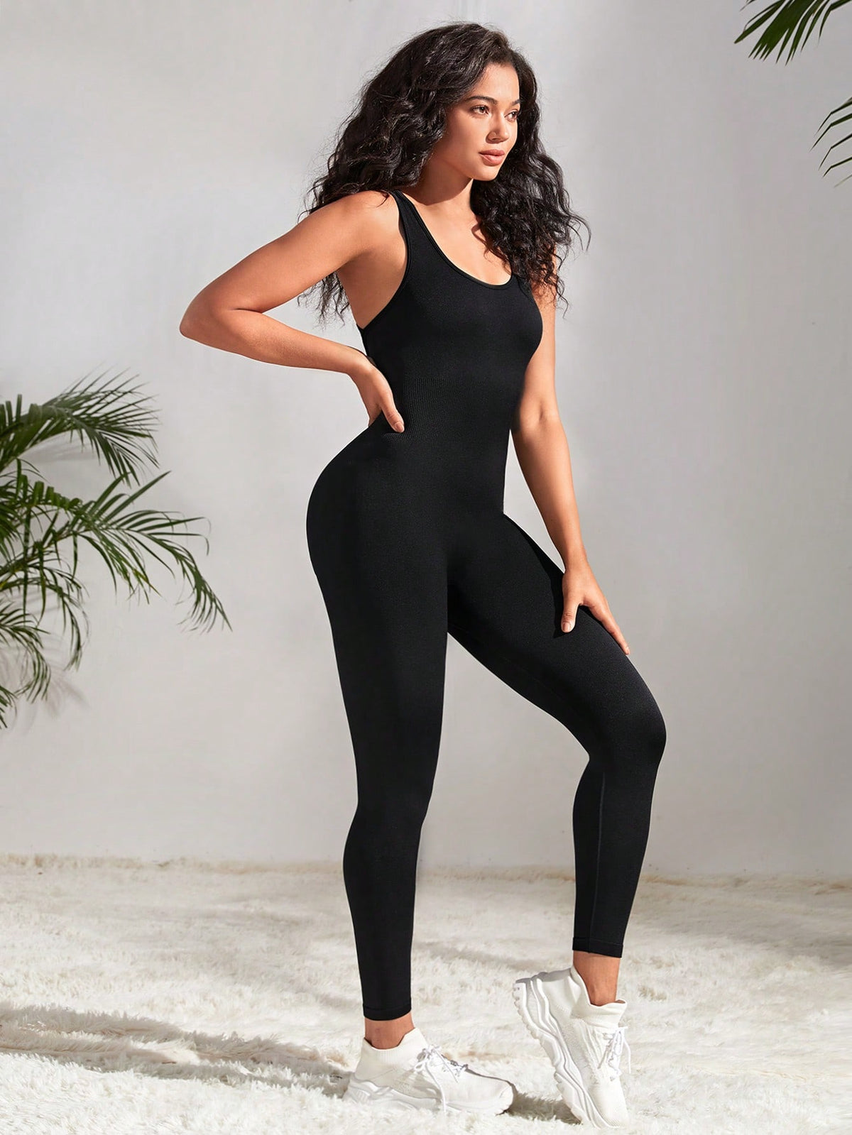 Jumpsuit sportiva scavato con schiena scoperta