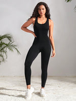 Jumpsuit sportiva scavato con schiena scoperta