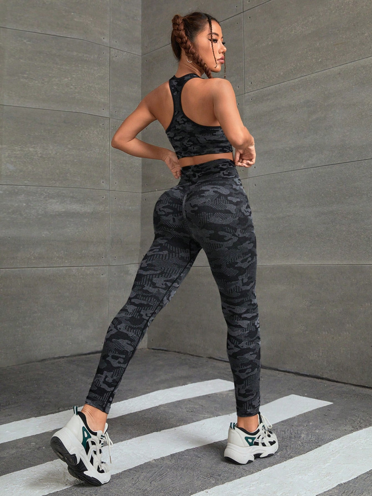 Set sportivo con stampa mimetica ampia fascia in vita