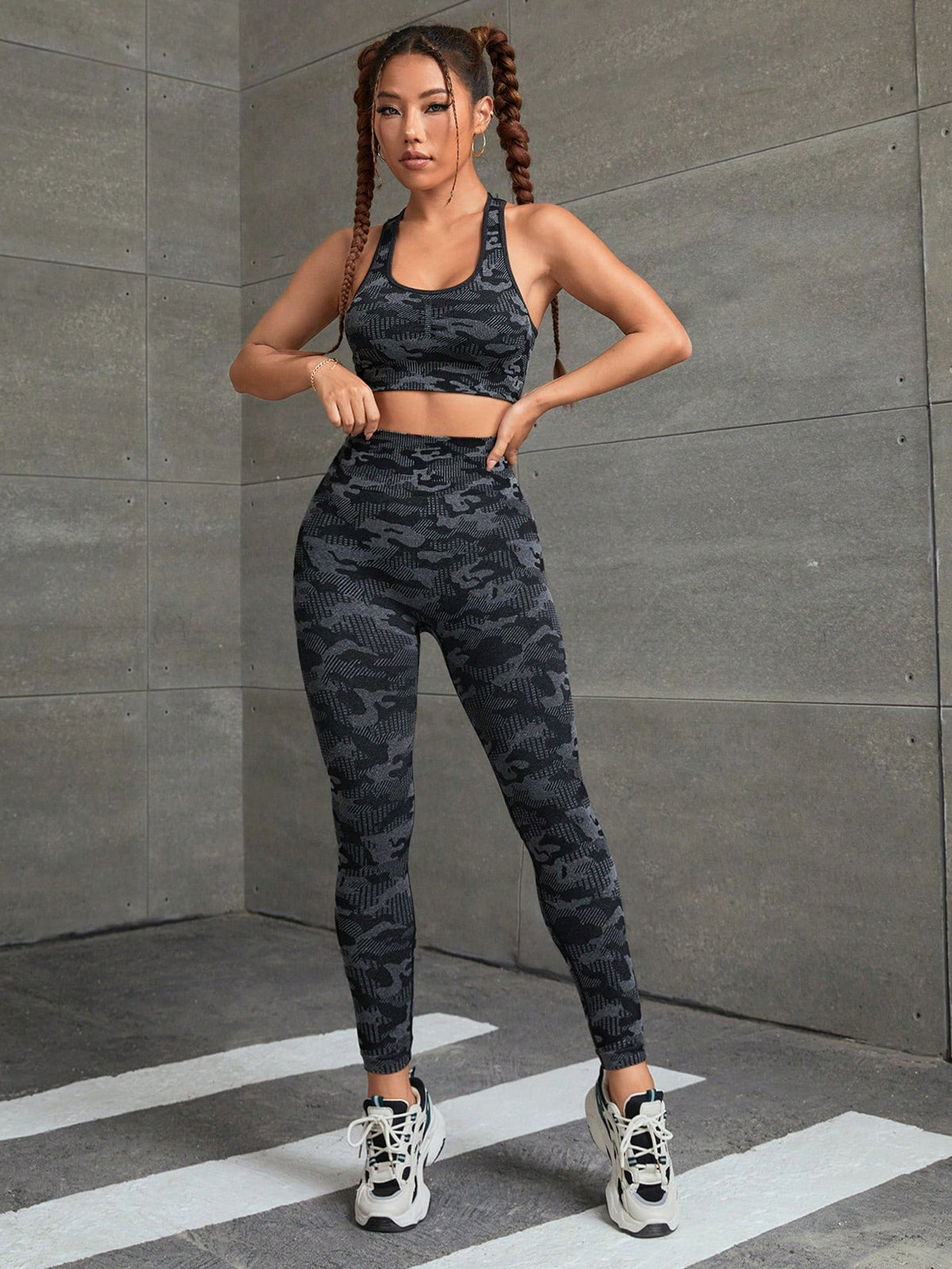 Set sportivo con stampa mimetica ampia fascia in vita