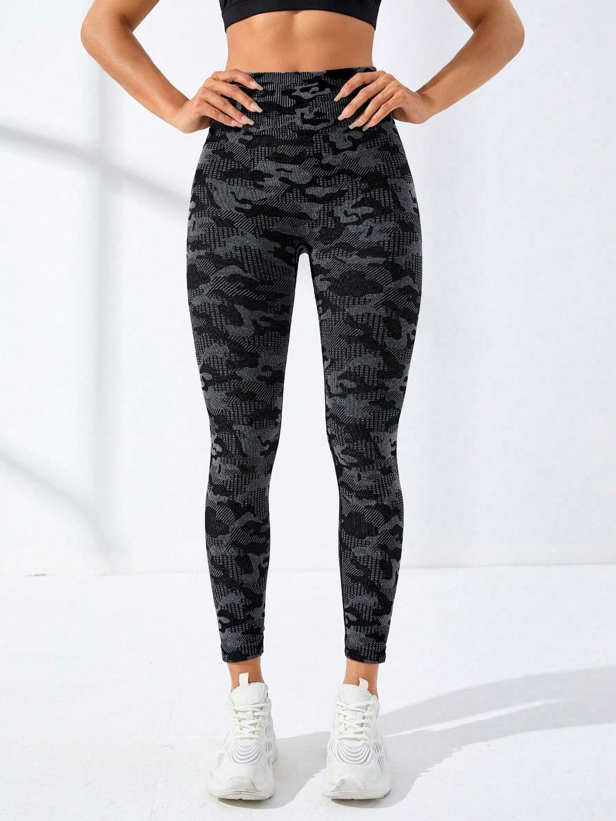 Set sportivo con stampa mimetica ampia fascia in vita