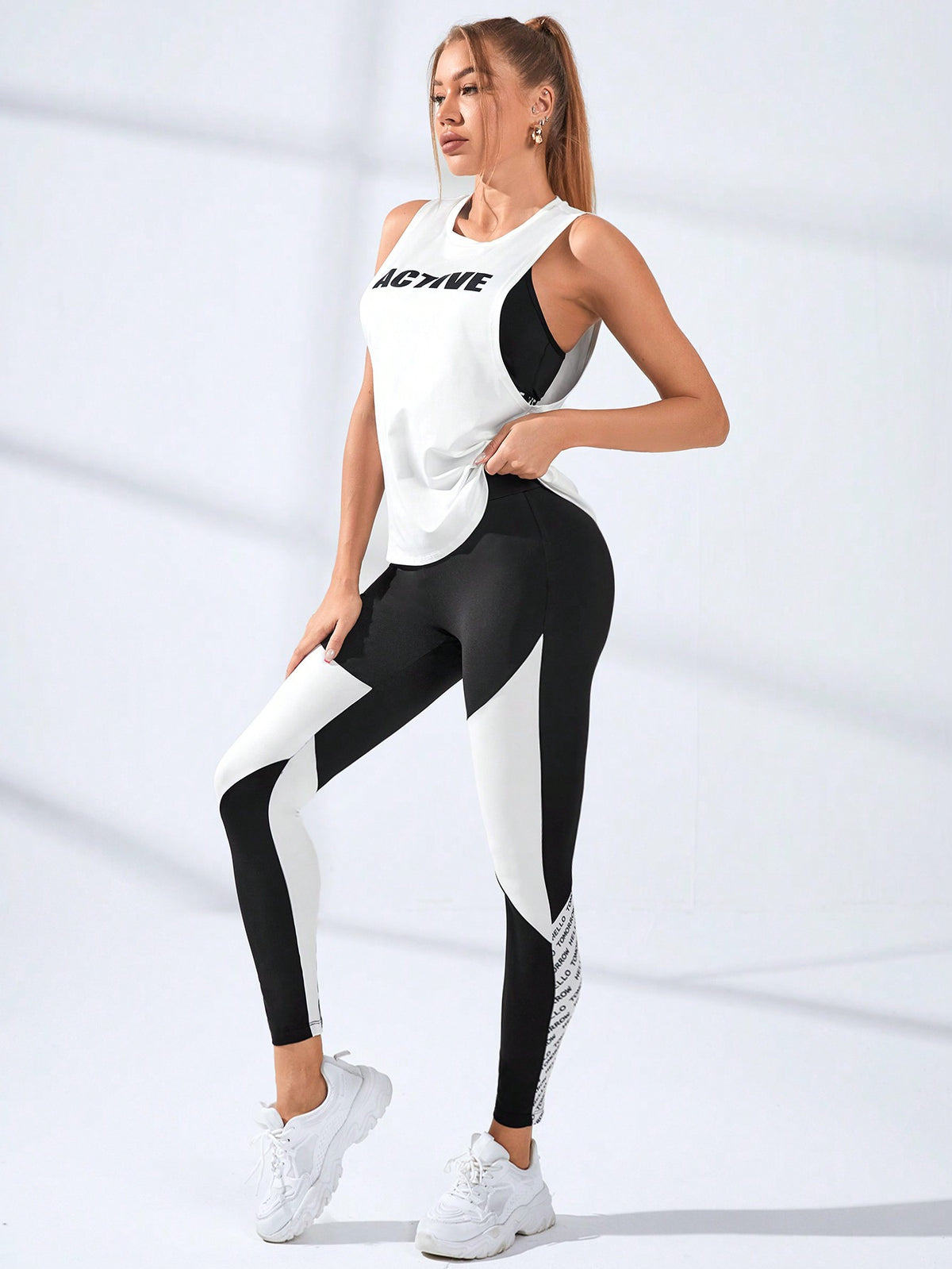 Set sportivo con grafica lettera schienale incrociato