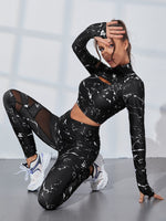 Tshirt sportiva a maniche corte con stampa grafica e schienale scoperto, e leggings in contrasto con inserti in rete