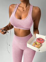 Completo sportivo casual con top semplice senza maniche e pantaloni a tinta unita per donna