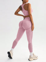 Completo sportivo casual con top semplice senza maniche e pantaloni a tinta unita per donna