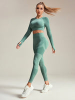 Completo sportivo da donna senza cuciture con top corto a maniche raglan e scollo tondo e leggings