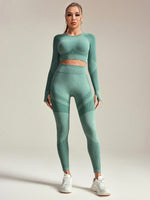 Completo sportivo da donna senza cuciture con top corto a maniche raglan e scollo tondo e leggings