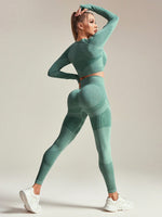 Completo sportivo da donna senza cuciture con top corto a maniche raglan e scollo tondo e leggings