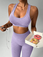 Completo sportivo casual con top semplice senza maniche e pantaloni a tinta unita per donna