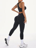 Completo sportivo casual con top semplice senza maniche e pantaloni a tinta unita per donna